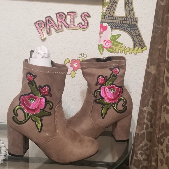 Women's Rose Detailed Ankle Suede Faux Fur Booties - Picture 4 of 8